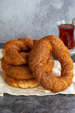Susamlı simit. Türk hamur işi ürünü. Siyah arka planda susamlı simit. Yakın plan. yerel adı susamli simit