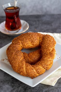 Susamlı simit. Türk hamur işi ürünü. Siyah arka planda susamlı simit. Yakın plan. yerel adı susamli simit