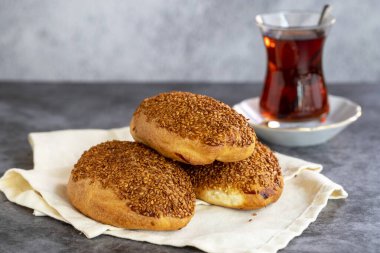 Pogaca peyniri. Türk hamur işi ürünü. Karanlık bir arka planda susam pogaca. Yakın plan. yerel adı kasarli pogaca