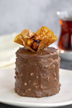 Çikolatalı pasta. Pasta ürünü. Koyu arkaplanda kek. Yakın plan.