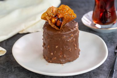 Çikolatalı pasta. Pasta ürünü. Koyu arkaplanda kek. Yakın plan.