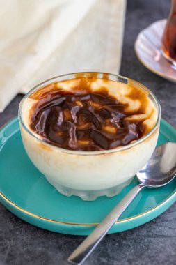 Sütlaç. Hamur işi ürünü. Geleneksel Türk mutfağı lezzetleri. Arka planda süt tatlısı. Yakın plan. Yerel adı sutlac