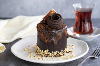 Çikolatalı pasta. Pasta ürünü. Koyu arkaplanda kek. Yakın plan.