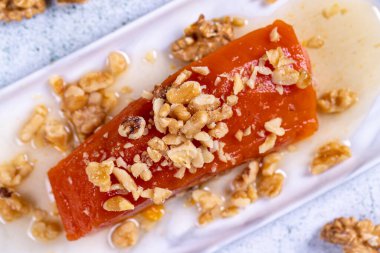 Balkabağı tatlısı. Geleneksel Türk mutfağı lezzetleri. Cevizli balkabağı tatlısı. Yakın plan. yerel adı kabak tatlisi