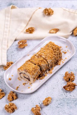 Saray helvası. Geleneksel Türk mutfağı lezzetleri. Taş zeminde çikolatalı helva tatlısı. Yakın plan. Yerel adı Saray Helvasi