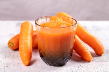 Havuç suyu. Taze sıkılmış meyve suyu. Taş zeminde taze sıkılmış havuç suyu. Yakın plan.