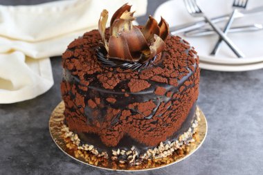 Çikolatalı pasta. Karanlık bir arkaplanda kutlama pastası. Kapat.