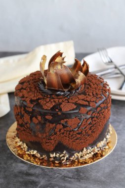 Çikolatalı pasta. Karanlık bir arkaplanda kutlama pastası. Kapat.