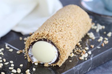 Çikolatalı kek. Koyu arkaplanda çikolatalı pasta. Kapat.