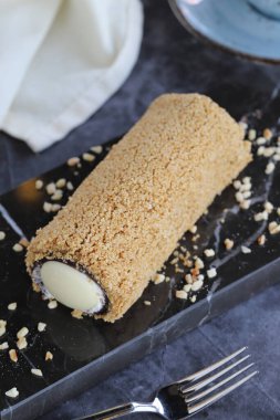 Çikolatalı kek. Koyu arkaplanda çikolatalı pasta. Kapat.