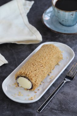 Çikolatalı kek. Koyu arkaplanda çikolatalı pasta. Kapat.