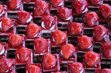 Küçük çilekli pasta dilimleri. Kapat.