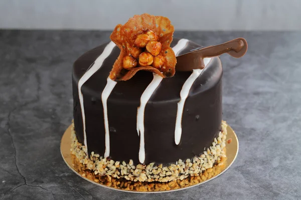 초콜릿 커런트 케이크 어두운 배경에 케이크를 축하하는 가까이 — 스톡 사진