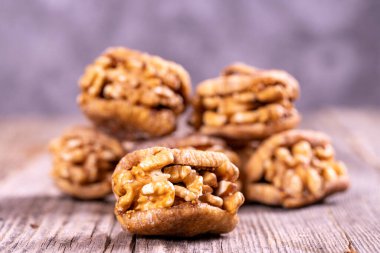 Kurutulmuş incir dolması. Ahşap zeminde cevizle doldurulmuş kuru incirler. Yakın plan. yerel adı cevizli incir