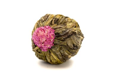 Beyaz arka planda izole edilmiş yasemin çay topları. Çiçekli çay ya da çiçek açan çay. Kapat.