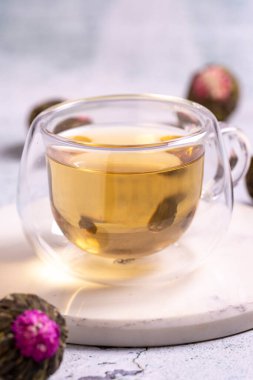 Beyaz arka planda izole edilmiş yasemin çay topları. Çiçekli çay ya da çiçek açan çay. Kapat.