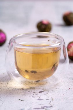 Beyaz arka planda izole edilmiş yasemin çay topları. Çiçekli çay ya da çiçek açan çay. Kapat.