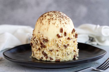 Beyaz çikolatalı pasta. Üzerinde profiterol olan bir pasta. Kutlama pastası. Kapat.