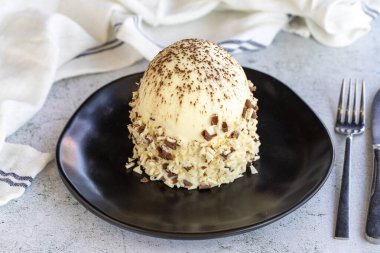 Beyaz çikolatalı pasta. Üzerinde profiterol olan bir pasta. Kutlama pastası. Kapat.