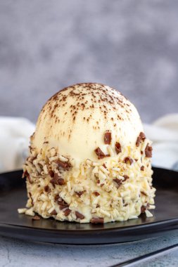 Beyaz çikolatalı pasta. Üzerinde profiterol olan bir pasta. Kutlama pastası. Kapat.