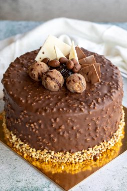 Çikolata parçalı kek ve profiterol. Doğum günü ya da kutlama pastası. Kapat.