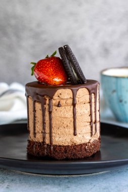 Çikolatalı pasta. Çikolatalı pasta. Pastane ürünleri. Yakın plan..