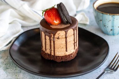 Çikolatalı pasta. Çikolatalı pasta. Pastane ürünleri. Yakın plan..