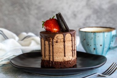 Çikolatalı pasta. Çikolatalı pasta. Pastane ürünleri. Yakın plan..