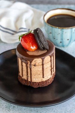 Çikolatalı pasta. Çikolatalı pasta. Pastane ürünleri. Yakın plan..