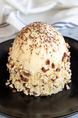 Beyaz çikolatalı pasta. Üzerinde profiterol olan bir pasta. Kutlama pastası. Kapat.