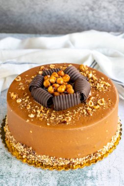 Croquant ve çikolatalı pasta. Doğum günü ya da kutlama pastası. Kapat.