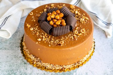 Croquant ve çikolatalı pasta. Doğum günü ya da kutlama pastası. Kapat.