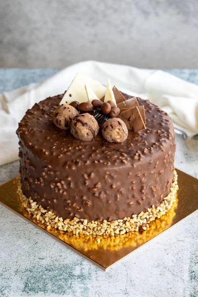 Tårta Med Chokladchips Och Profiteroles Födelsedag Eller Festtårta Närbild — Stockfoto