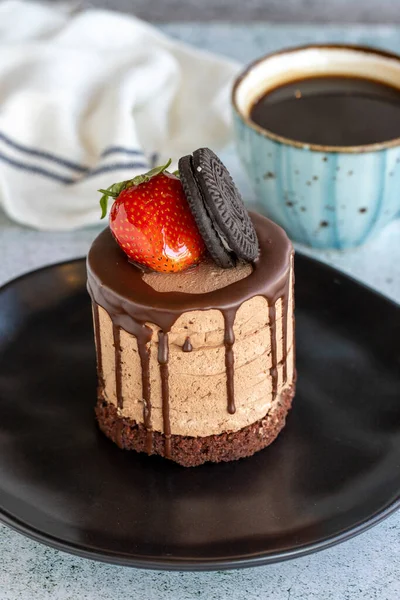 Çikolatalı pasta. Çikolatalı pasta. Pastane ürünleri. Yakın plan..