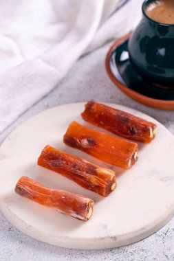 Fıstıklı Türk Lokumu. Beton zeminde portakal aromalı Türk lokumu. Geleneksel Türk lezzetleri. Kapat.