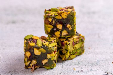 Taş zeminde Pistachio 'lu Türk Lokumu. Geleneksel Türk lezzetleri. Elma aromalı Türk Lokumu. Kapat.