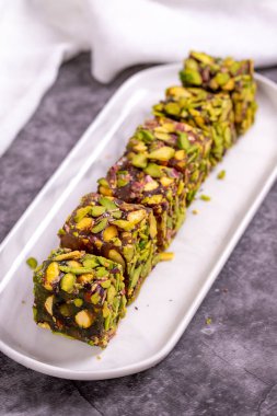 Fıstıklı Türk Lokumu koyu bir arka planda. Geleneksel Türk lezzetleri. Elma aromalı Türk Lokumu. Kapat.