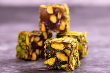 Fıstıklı Türk Lokumu koyu bir arka planda. Geleneksel Türk lezzetleri. Elma aromalı Türk Lokumu. Kapat.