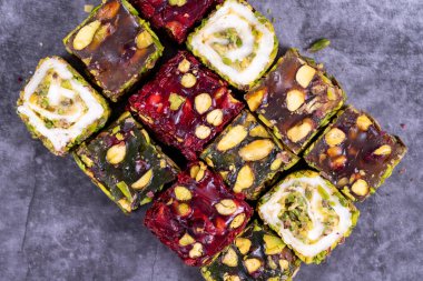 Karanlık arka planda Türk zevki. Geleneksel Türk lezzetleri. Fıstıklı Türk Lokumu çeşitleri. Kapat. Üst görünüm.