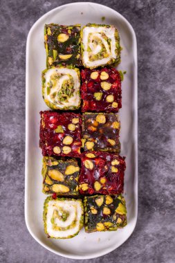 Karanlık arka planda Türk zevki. Geleneksel Türk lezzetleri. Fıstıklı Türk Lokumu çeşitleri. Kapat. Üst görünüm.