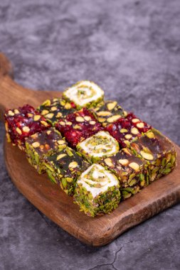 Karanlık arka planda Türk zevki. Geleneksel Türk lezzetleri. Fıstıklı Türk Lokumu çeşitleri. Kapat.