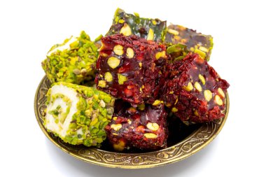 Beyaz arka planda izole edilmiş Türk zevki. Geleneksel Türk lezzetleri. Fıstıklı Türk Lokumu çeşitleri. Kapat.