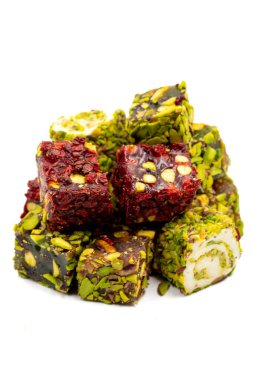 Beyaz arka planda izole edilmiş Türk zevki. Geleneksel Türk lezzetleri. Fıstıklı Türk Lokumu çeşitleri. Kapat.