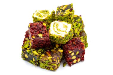 Beyaz arka planda izole edilmiş Türk zevki. Geleneksel Türk lezzetleri. Fıstıklı Türk Lokumu çeşitleri. Kapat.