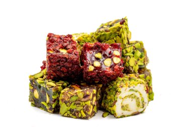 Beyaz arka planda izole edilmiş Türk zevki. Geleneksel Türk lezzetleri. Fıstıklı Türk Lokumu çeşitleri. Kapat.