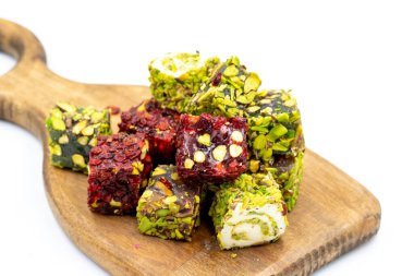 Beyaz arka planda izole edilmiş Türk zevki. Geleneksel Türk lezzetleri. Fıstıklı Türk Lokumu çeşitleri. Kapat.