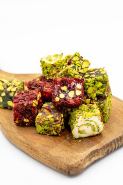 Beyaz arka planda izole edilmiş Türk zevki. Geleneksel Türk lezzetleri. Fıstıklı Türk Lokumu çeşitleri. Kapat.