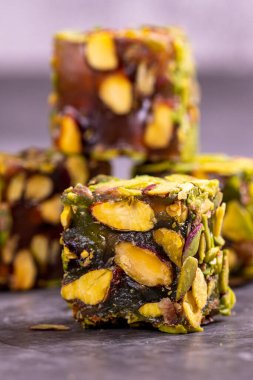 Fıstıklı Türk Lokumu koyu bir arka planda. Geleneksel Türk lezzetleri. Elma aromalı Türk Lokumu. Kapat.