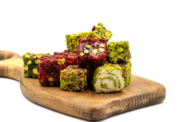 Beyaz arka planda izole edilmiş Türk zevki. Geleneksel Türk lezzetleri. Fıstıklı Türk Lokumu çeşitleri. Kapat.