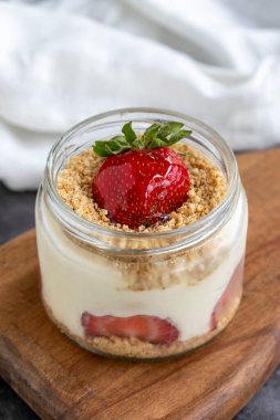 Çilekli manolya tatlısı. Koyu arkaplanda manolya tatlısı. Dünya mutfağı lezzetleri. Kapat.